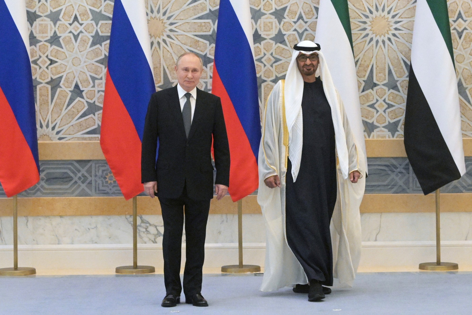 Putin (vľavo) s prezidentom Spojených arabských emirátov (SAE) šejkom Muhammadom ibn Zajdom Nahajánom.