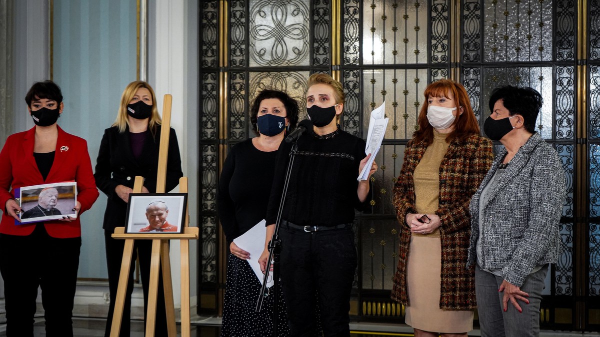 Posłanki Lewicy z portretami Jana Pawła II i kard. Stanisława Dziwisza