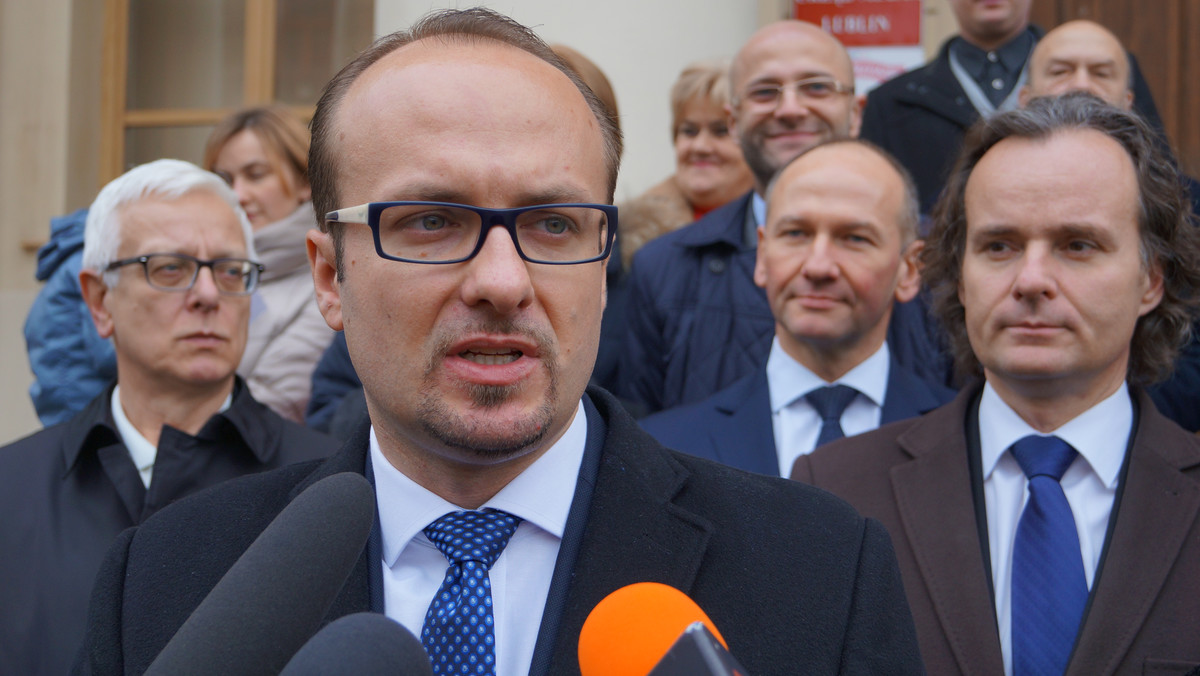 Radni PiS napisali skargę na przewodniczącego Rady Miasta, która trafiła do wojewody lubelskiego. Chodzi o notoryczne zdejmowanie z sesji interpelacji i zapytań radnych. W odpowiedzi na te zarzuty Piotr Kowalczyk przedstawił opinię prawną, z której jasno wynika, że jego działania były zgodne ze Statutem Miasta.