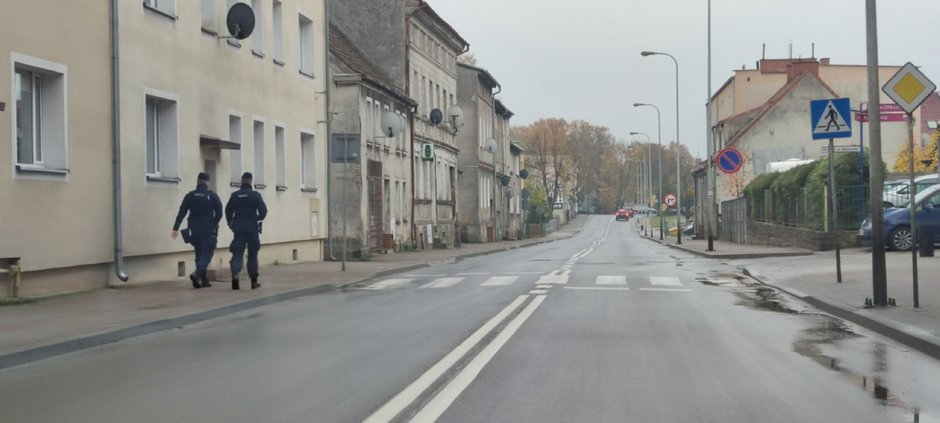 Policja patroluje teren Drawska Pomorskiego w ramach pieszych patroli