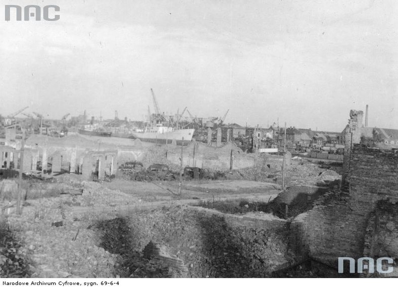 Port w Szczecinie, widok z terenu zburzonego Starego Miasta na Łasztownię (1946 r.)