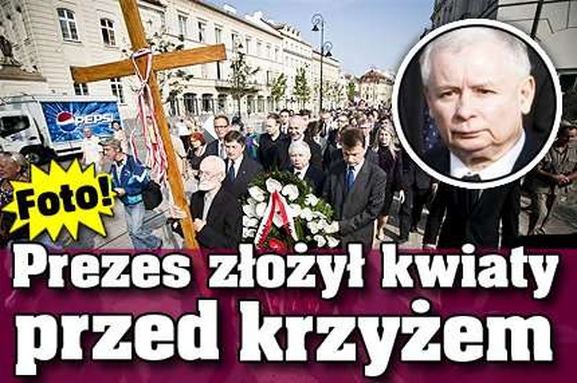 Prezes złożył kwiaty przed krzyżem. FOTO