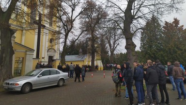 Ojciec 21-latka zastrzelonego przez policjanta usłyszał zarzut. Miał nawoływać do zabójstwa