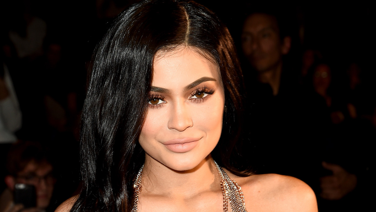 Kylie Jenner pokazała swoją małą córeczkę i zdradziła jak ma na imię. Celebrytka nie chce już dłużej ukrywać przed światem swojego szczęścia. Dziewczynka, która przyszła na świat 1 lutego ma na imię Stormi.