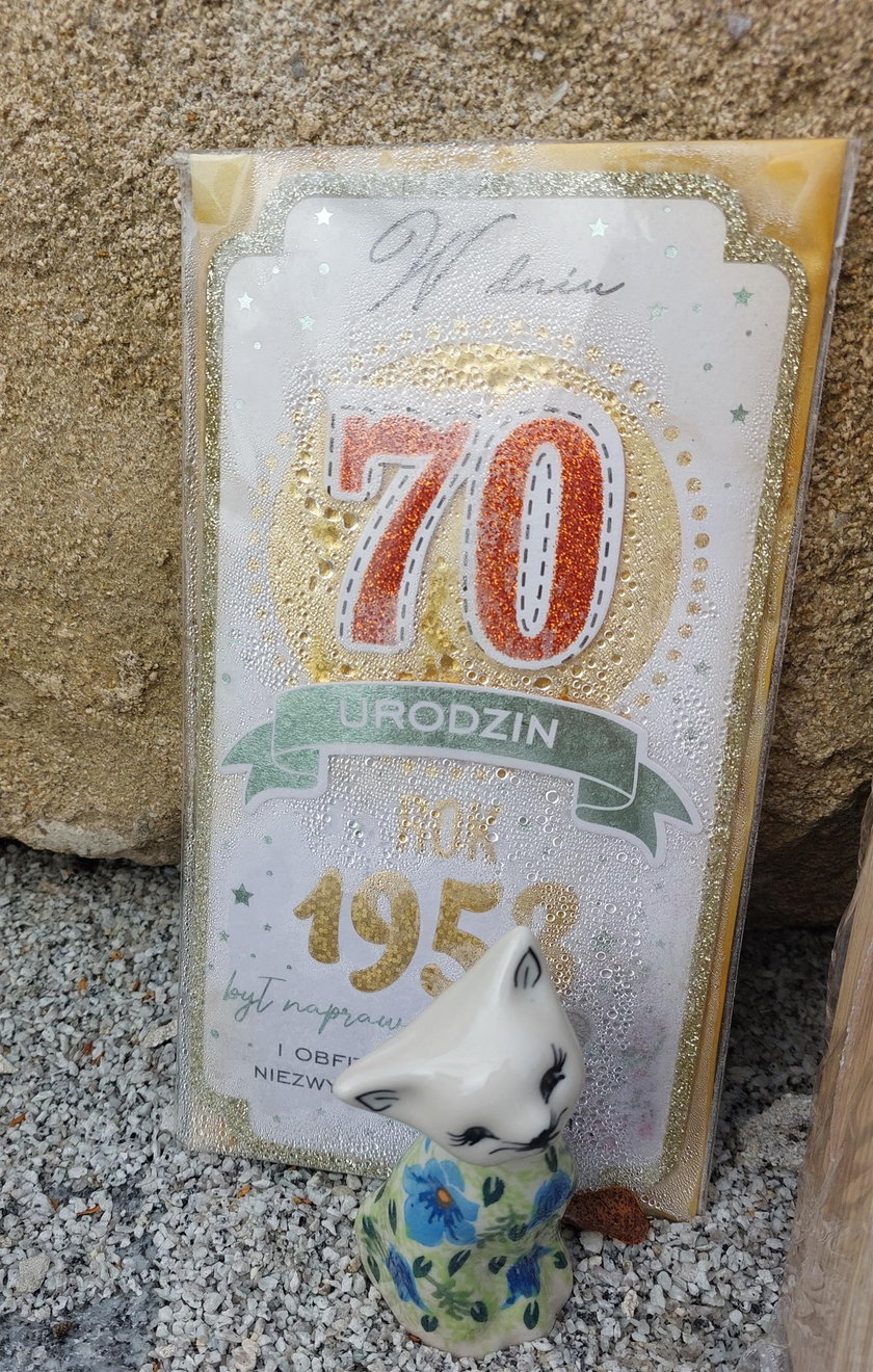 Przy grobie Witolda Paszta jest wsparta tabliczka upamiętniająca 70. rocznicę jego urodzin.  Podpiera ją porcelanowy kotek. 