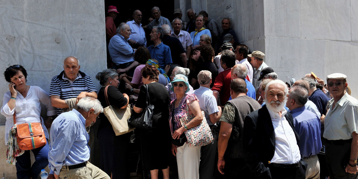 Zamknięte greckie banki i kolejki do bankomatów