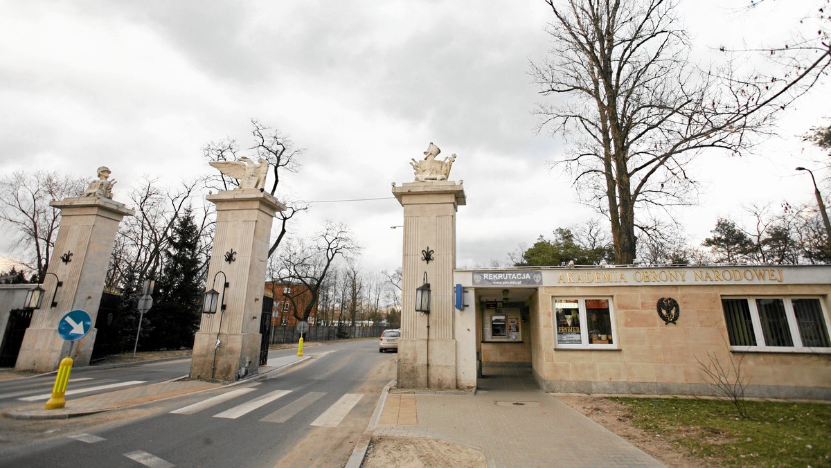 Uczelnie wojskowe czeka rewolucja. Na pierwszy ogień idzie Akademia Obrony Narodowej, która stanie się Akademią Sztuki Wojennej. Jak nieoficjalnie dowiedział się Onet, zmiany czekają też wrocławską Wyższą Szkołę Oficerską Wojsk Lądowych, która niebawem może stać się Akademią Wojsk Lądowych lub Akademią Rzemiosła Wojskowego. Zdaniem ekspertów, zmiany nie poprawią stanu szkolnictwa wojskowego, ale dzięki nim władza przeprowadzi "czystki" kadrowe na uczelniach.