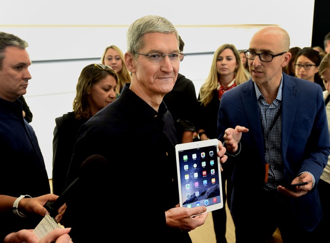 Tim Cook, dyrektor generalny Apple Inc, prezentuje  iPad Air 2 w Cupertino w  Kalifornii<br> <br> Fotograf: Noah Berger / Bloomberg