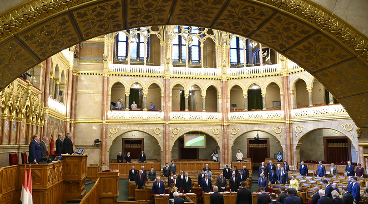 A nyitóképen: Seszták Lászlóra, a közelmúltban elhunyt, korábbi kereszténydemokrata képviselőre emlékeznek az Országgyűlés plenáris ülésén 2021. október 18-án. / Fotó: MTI/Kovács Tamás