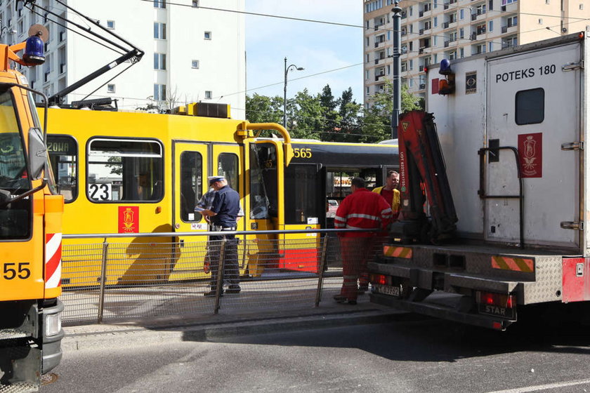 Autobus zderzył się z tramwajem. Wypadek w Warszawie