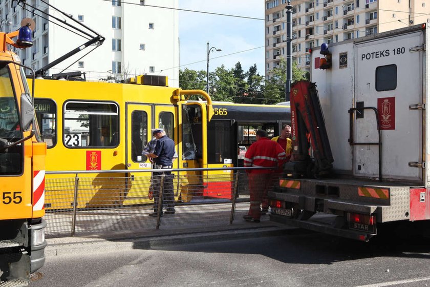 Autobus zderzył się z tramwajem. Wypadek w Warszawie