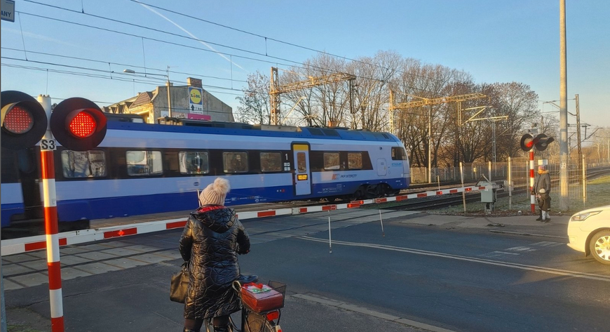 Pół dnia można tu stracić. Ledwie przejedzie jeden pociąg, a już zamyka się szlaban i nadjeżdża następny – skarżą się na przejazd kolejowy mieszkańcy poznańskiej Starołęki. 