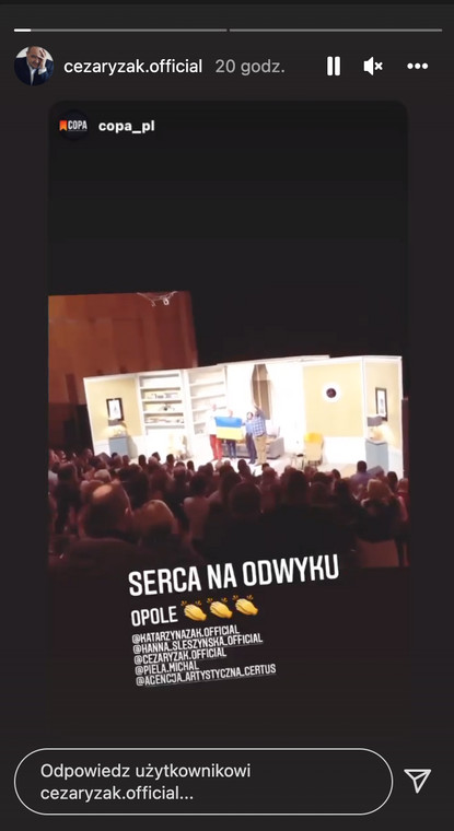 Cezary Żak z flagą Ukrainy po spektaklu "Serca na odwyku" w Opolu