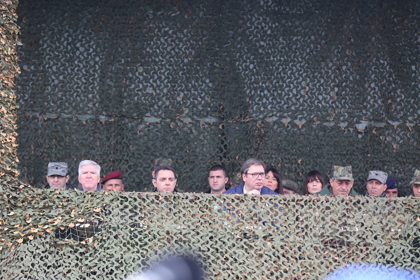 U društvu predsednika Vučića su i ministar Vulin, ambasador Skot, generali...