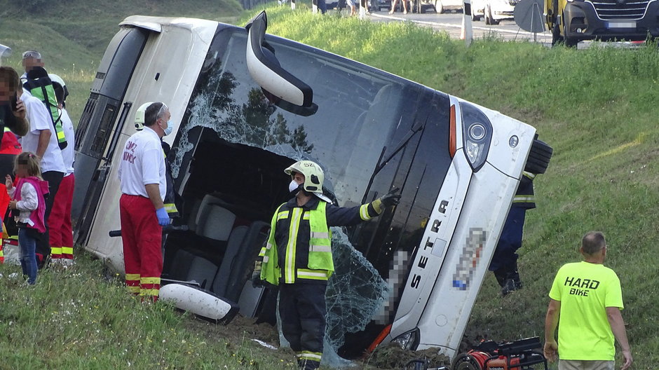 Węgry: Wypadek polskiego autokaru na autostradzie. Zginął jeden z pasażerów
