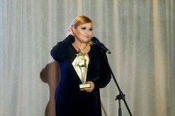 Kogel Mogel 5. Katarzyna Skrzynecka gra zgrabną nogą na planie [FOTO]