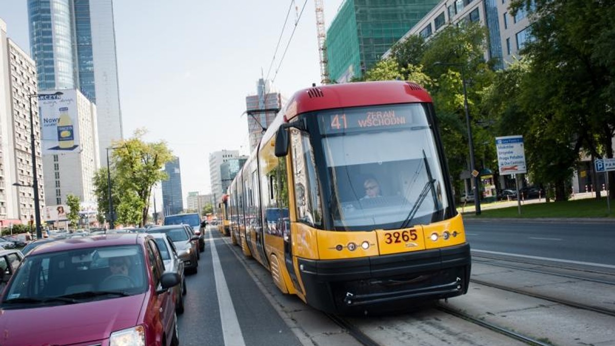 Od dziś tramwaje dojeżdżają znowu do pętli Żerań Wschodni w Warszawie. Przy czym nadal zamknięta do odwołania jest pętla Annopol. Tramwaje 4 i 41 wróciły na trasy podstawowe, a dla linii 1, 3 i 25 obowiązują trasy wydłużone. Linie zastępcze zostały zlikwidowane. Są też zmiany w kursowaniu "jedenastek", które zawracają na rondzie Daszyńskiego.