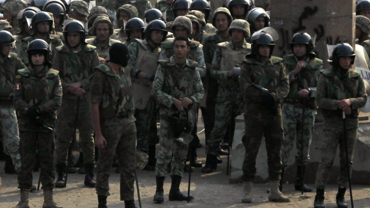 Niedziela jest trzecim dniem starć egipskiego wojska z protestującymi na placu Tahrir w Kairze. Zginęło w nich 10 osób, a 441 zostało rannych. Niedzielne zamieszki wywołało zatrzymanie i pobicie przez żołnierzy jednego z demonstrantów - pisze agencja AP.