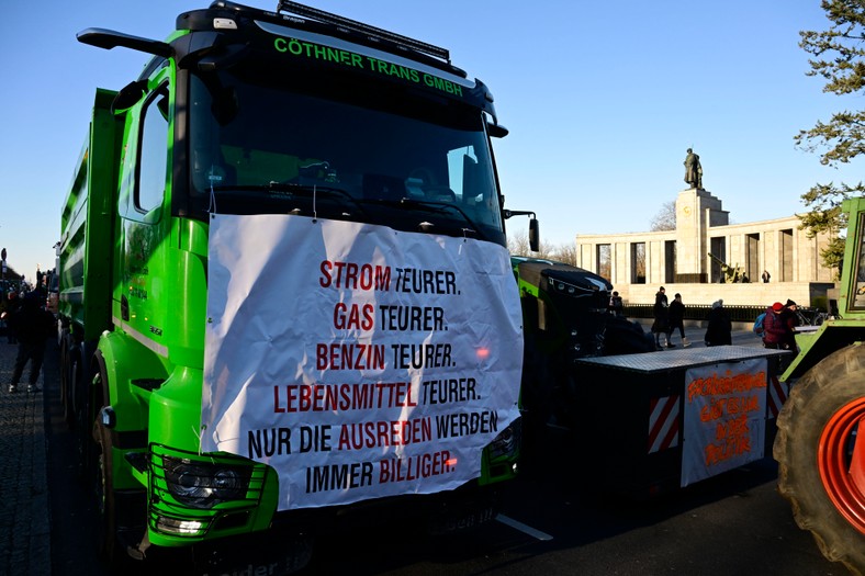 Transparent "Energia elektryczna droższa. Gaz droższy. Benzyna droższa. Jedzenie droższe. Tylko wymówki są coraz tańsze" na ciężarówce w Berlinie, 8 stycznia 2024 r.