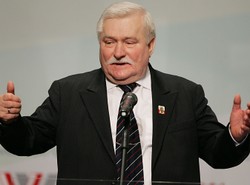 Wałęsa: Wywieśmy flagi, ale nie w sposób nacjonalistyczny