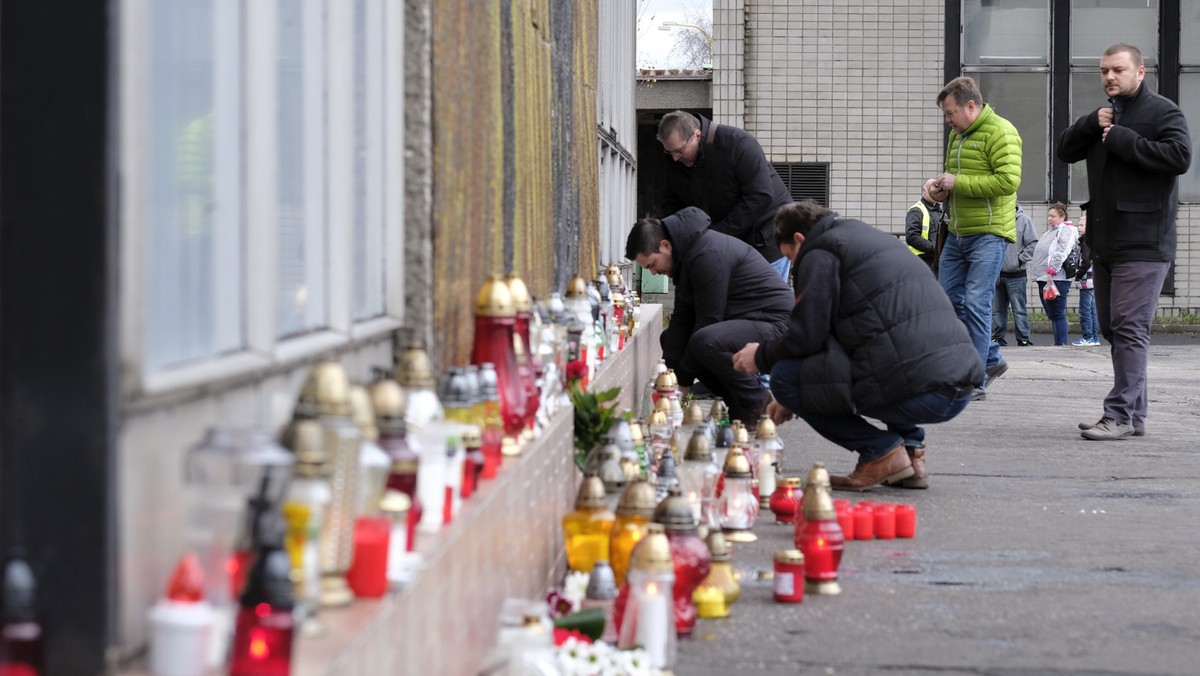 W kopalni CSM w Karwinie w Czechach trwają prace przy likwidacji pożaru 800 m pod ziemią. Ratownicy planują zakończyć dziś budowę tam odcinających obszar objęty pożarem od pozostałych wyrobisk. Dziś w ambasadzie RP w Pradze i w konsulacie generalnym w Ostrawie zostaną wystawione księgi kondolencyjne.