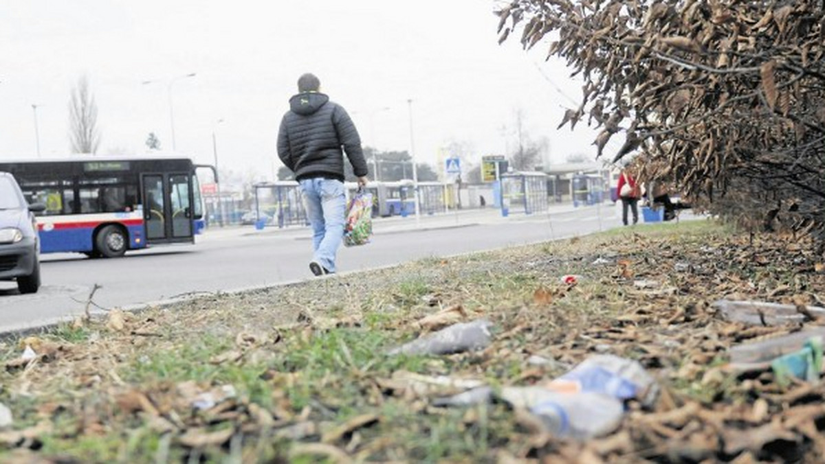 Na trawnikach i chodnikach leżą puste plastikowe butelki, papiery, resztki jedzenia - jednym słowem śmieci. Kto to posprząta?