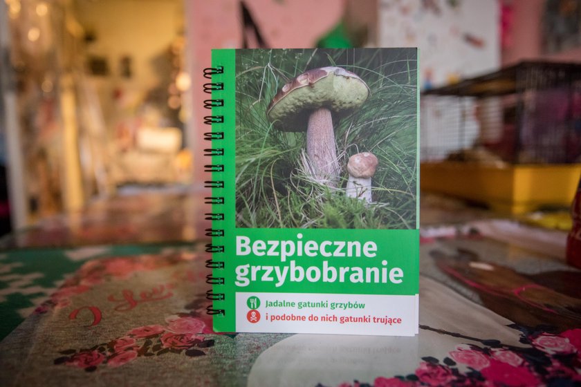 Dostała atlas o grzybach, bo ma grzyba w domu