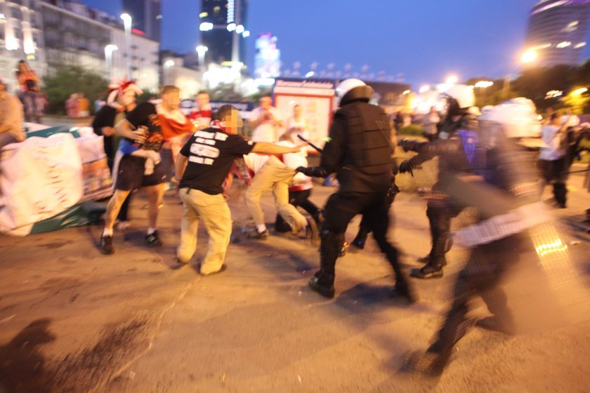 Policja starła się z chuliganami także pod Strefą Kibica w centrum miasta