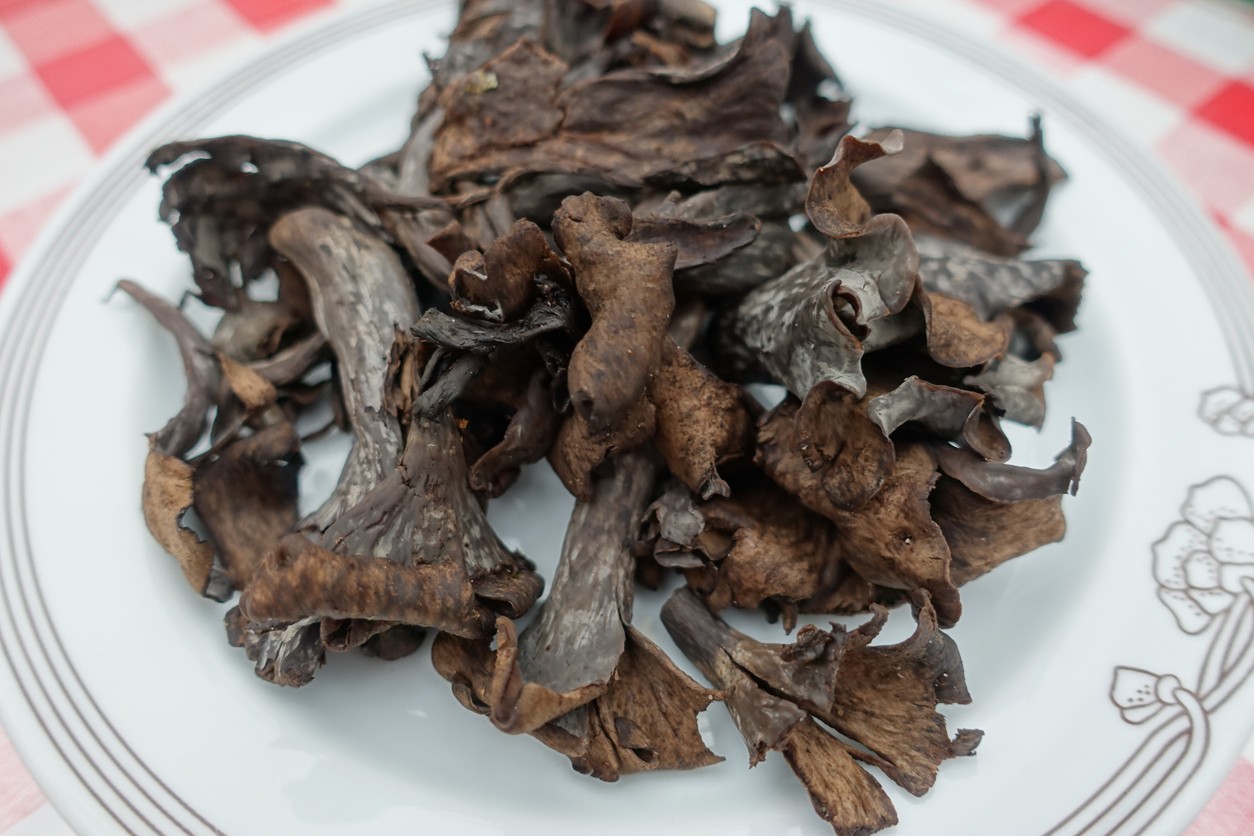 Lievik trúbkovitý po usušení získa ešte výraznejšiu arómu – stačí ich pridať do ragú či rizota a jedlo dostane gurmánsky rozmer.