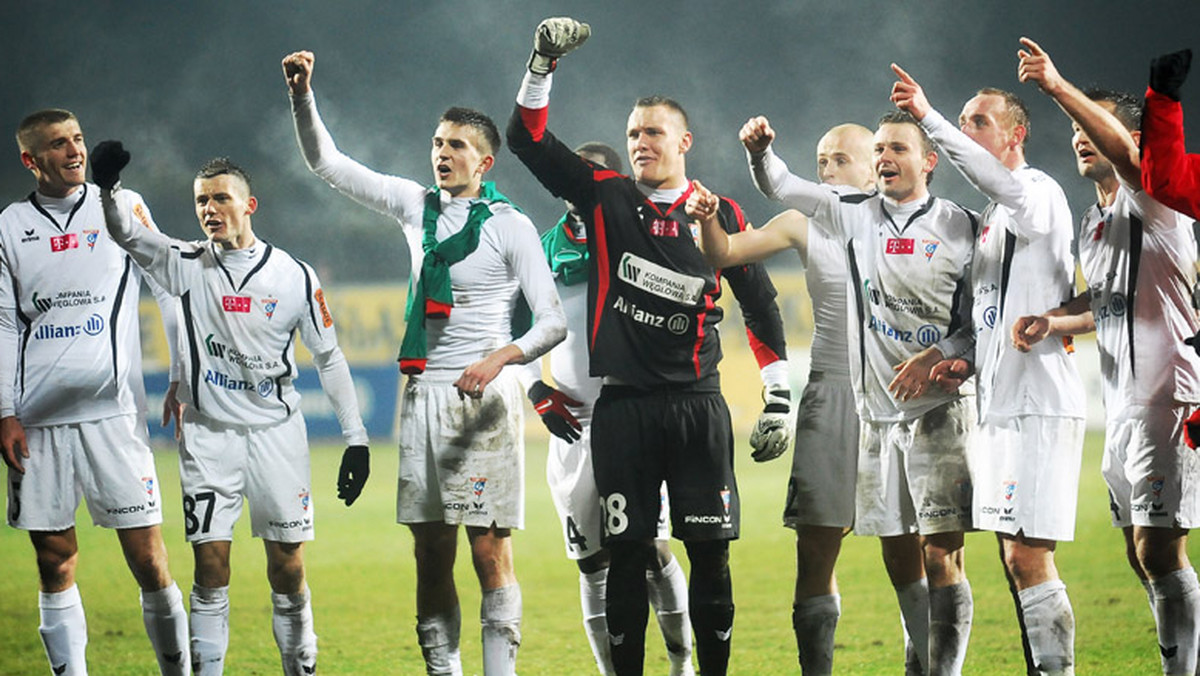 Górnik dwa tygodnie wcześniej uległ Zagłębiu 0:2, była to jedyna na razie przegrana zespołu trenera Adama Nawałki w tym sezonie ligowym.