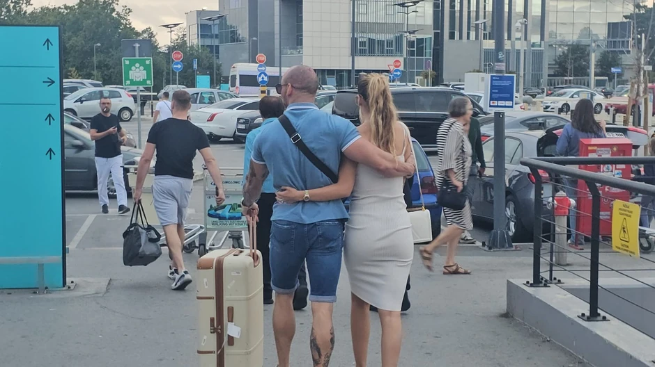 Tea sa mužem na aerodromu