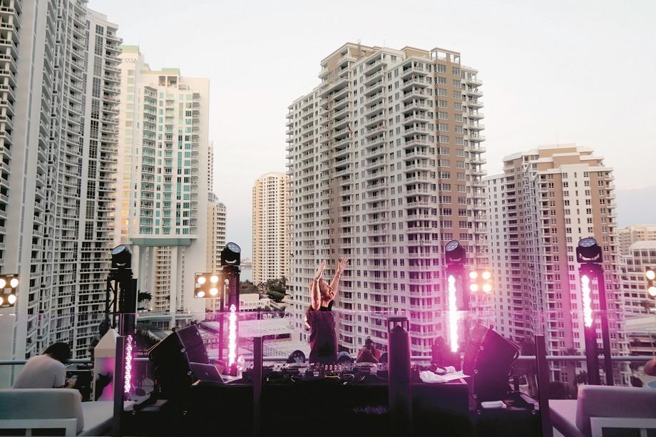 Koncerty Davida Guetty w ramach akcji United At Home oglądają miliony osób na całym świecie. Do online przenoszą się także niektóre festiwale muzyczne, jak np. Burning Man