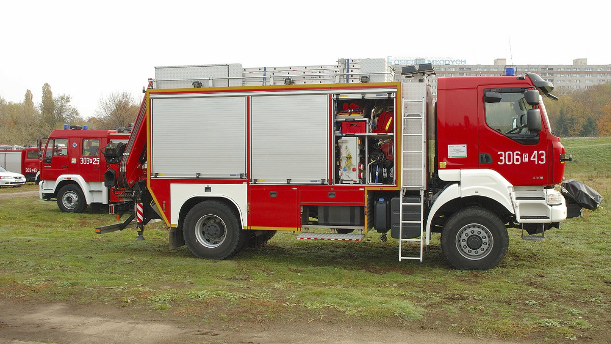 Trzech strażaków z OSP zostało poszkodowanych w wypadku samochodu pożarniczego, do którego doszło dziś w Pęczniewie (Łódzkie) w drodze na akcję gaszenia pożaru lasu. Jeden z poszkodowanych jest w stanie ciężkim; został zabrany śmigłowcem do szpitala w Łodzi.