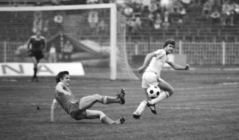 Włodzimierz Smolarek in einem weißen Trikot von Legia Warschau in einem Spiel gegen KS ódź im Jahr 1978.