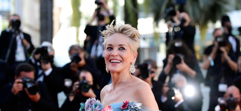 Twarz i styl w zgodzie z wiekiem? Sharon Stone skierowała na siebie obiektywy wszystkich aparatów w Cannes