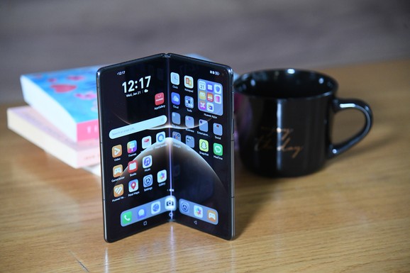 "BLIC" TEST Huawei Mate X7: Savitljivi telefon (skoro) bez kompromisa