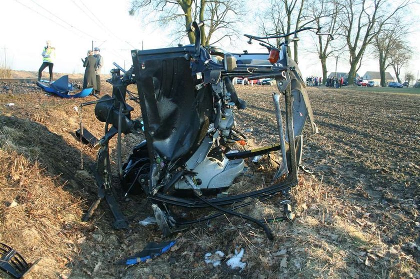 Traktor wjechał pod pociąg