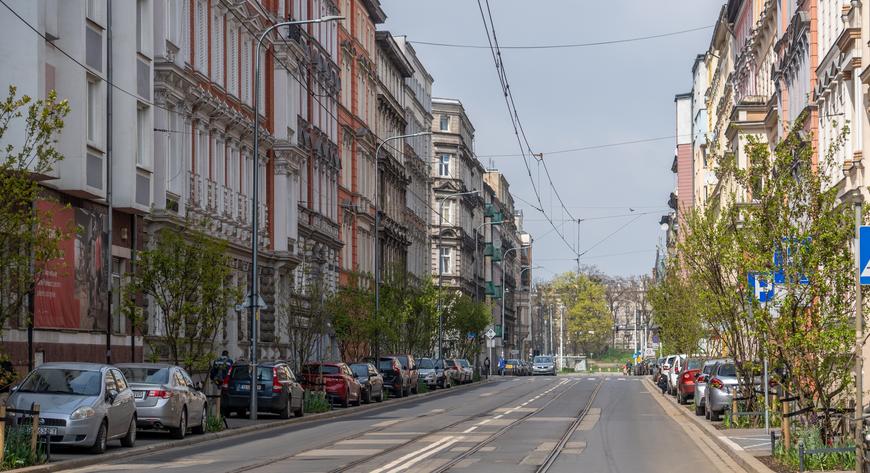 Czy to Paryż? Nie, to Wrocław. Tak się pięknie i klimatycznie zazieleniła ul. Chrobrego.