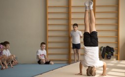 Jak gmina powinna rozliczyć w VAT udostępnienie przedsiębiorcy sali gimnastycznej za opłatą