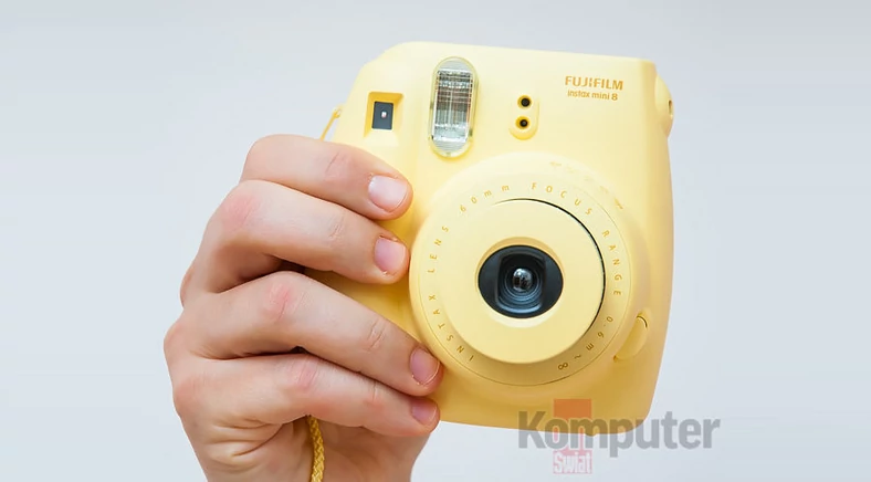 Aparat do fotografii natychmiastowej, Fujifilm Instax Mini 8 wyposażony jest w Fixed Focus - ostrość ustawiona jest na stałe w zakresie od 60 cm do nieskończoności