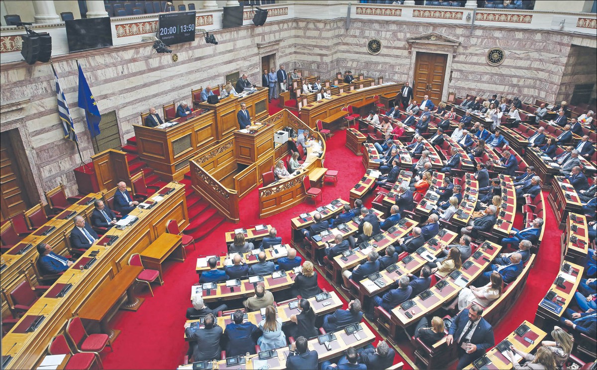 Premier Grecji Kiriakos Mitsotakis przemawia przed parlamentem
