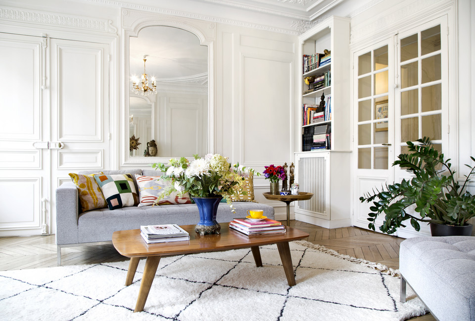Jak urządzić mieszkanie w stylu klasycznym? Tak się to robi w Paryżu. Klasa!