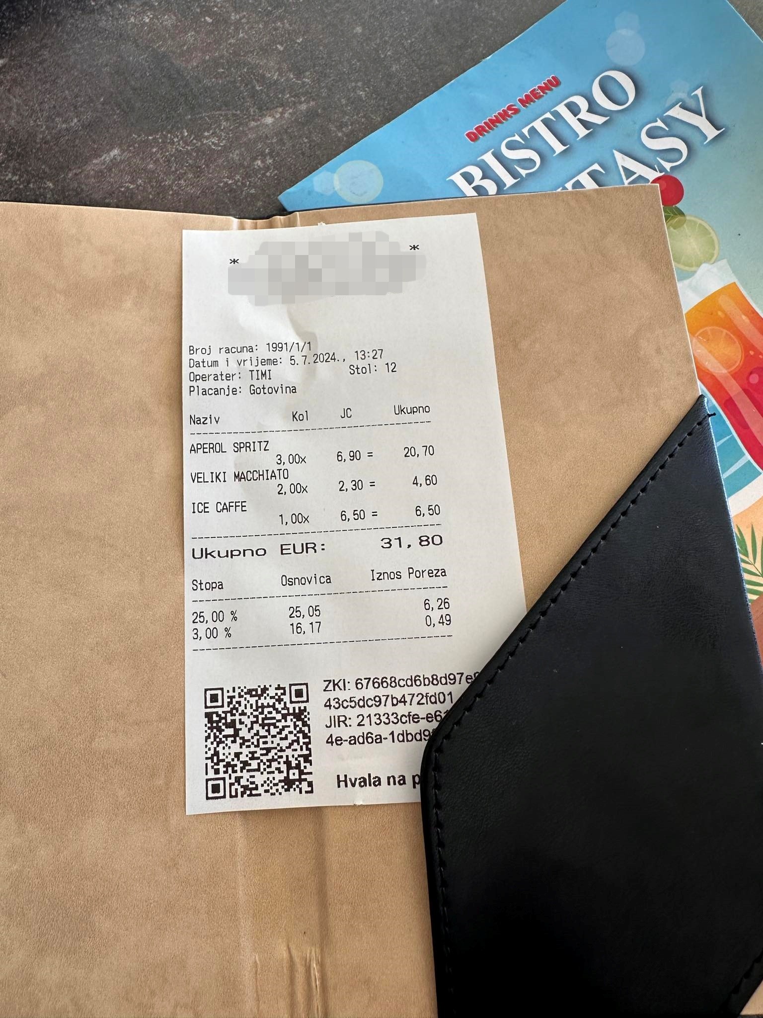 Veronika si s kamarátkami v Chorvátku objednali kávu a drinky.
