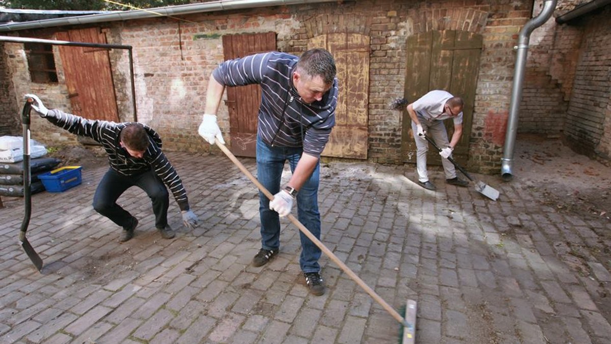 Dwa podwórka w centrum Gorzowa zostały odnowione dzięki akcji, w której udział wzięli mieszkańcy, pracownicy urzędu miejskiego, a także trener nowo kreowanych mistrzów Polski na żużlu. Przez trzy godziny w poniedziałek w akcji "Odnawiamy podwórka" wzięło udział ponad 40 osób.