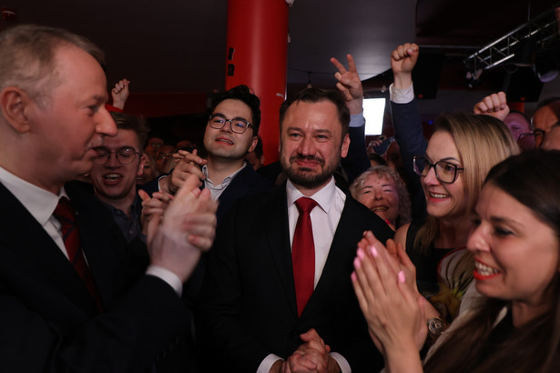 Kandydat na prezydenta Krakowa Aleksander Miszalski podczas wieczoru wyborczego KO w Klubie Żaczek w Krakowie