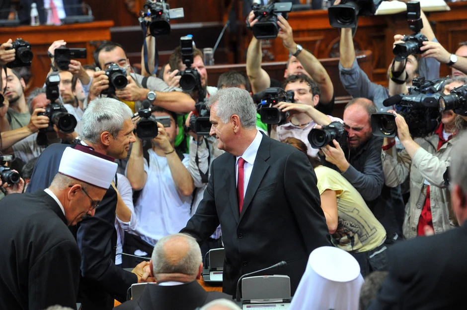 Bivši i novi predsednik: Rukovanje Tomislava Nikolića i Borisa Tadića u Skupštini Srbije