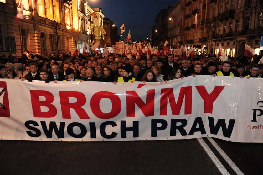 Manifestacja PiS. To tłumy, czy garstka? Była czerwień dla...