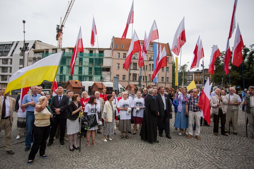 Rycerze ks. Natanka bronią gigantycznego Jezusa