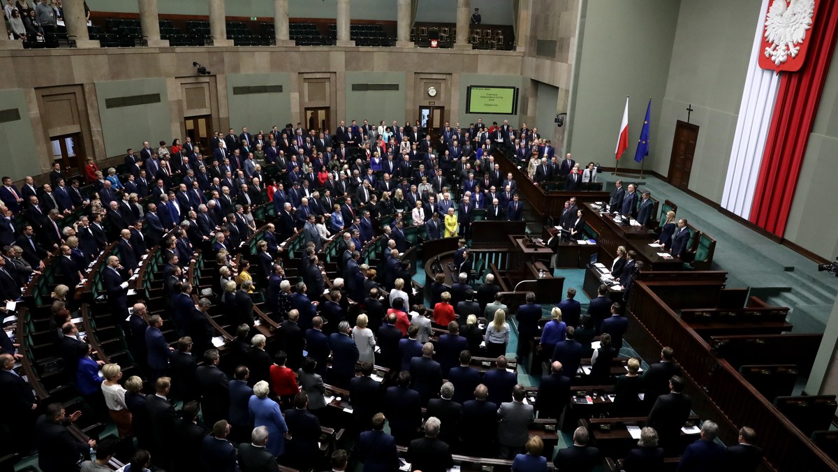 Lekarz, pielęgniarka i położna będą tworzyli zespół, który ma zapewnić koordynację opieki nad pacjentem w całym systemie ochrony zdrowia - przewiduje rządowa ustawa o podstawowej opiece zdrowotnej, którą uchwalił Sejm.