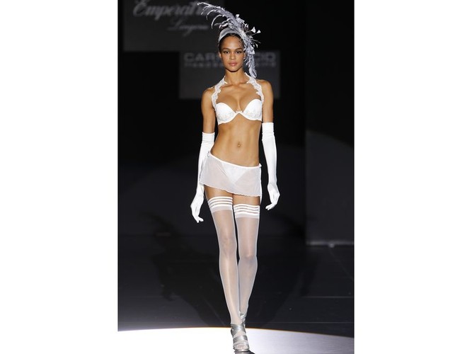 Bielizna ślubna w kolekcji Emperatriz/Carmen Cid na Cibeles Madrid Novias 2010